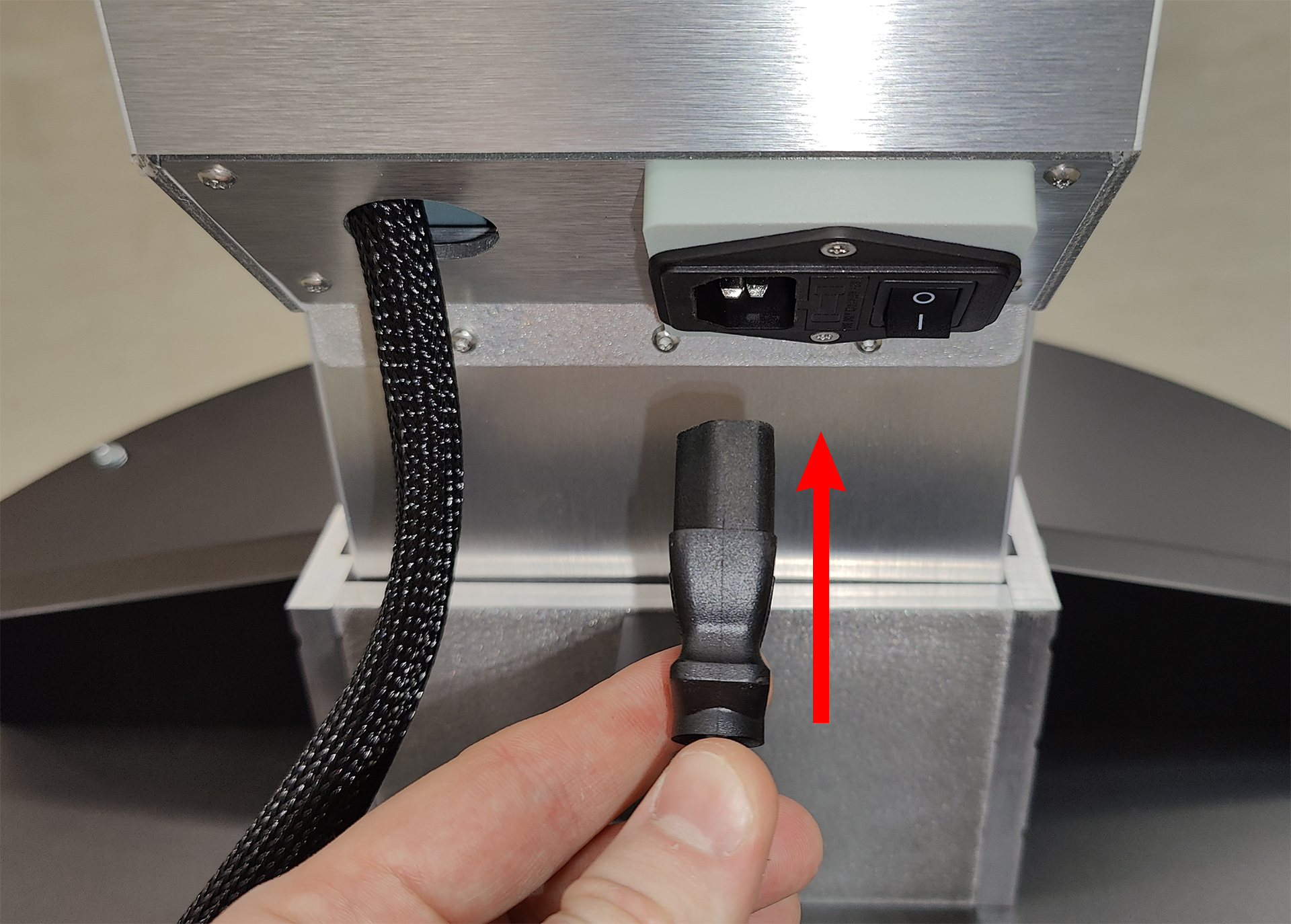 Connecting the power cable to the column Connecting the power cable to the column