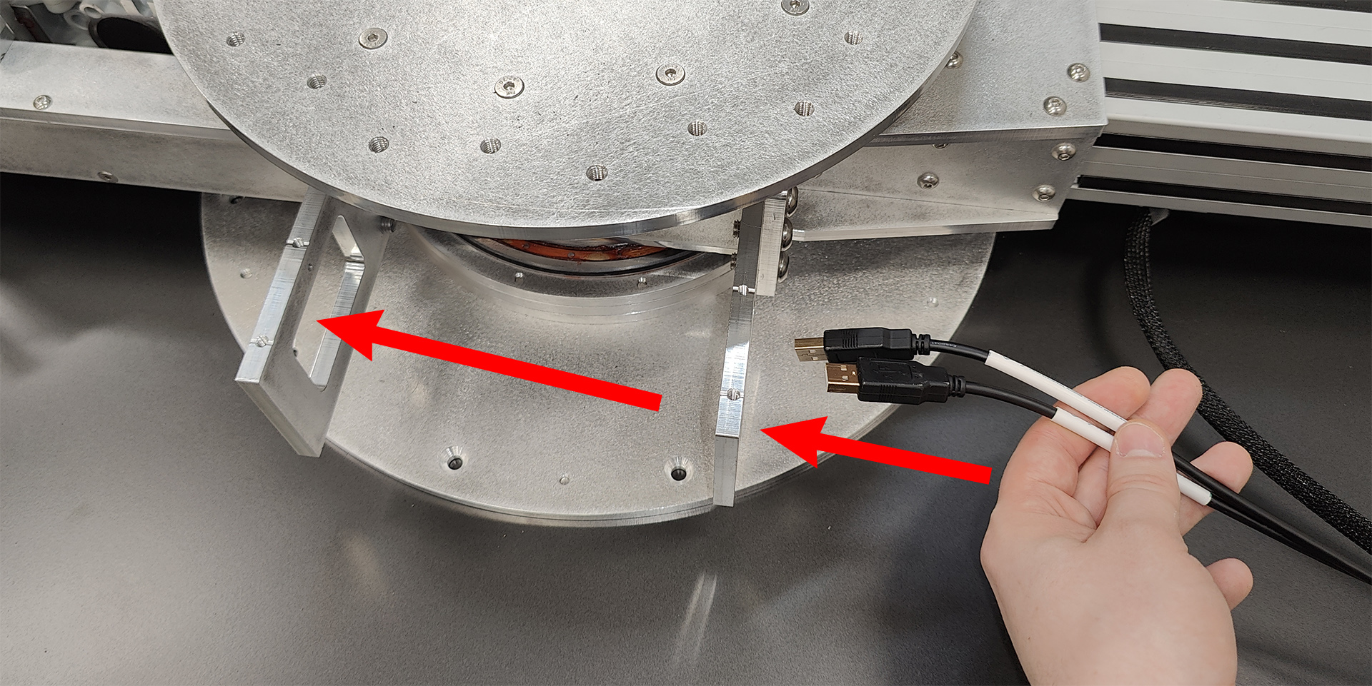 Routing the USB cables Routing the USB cables